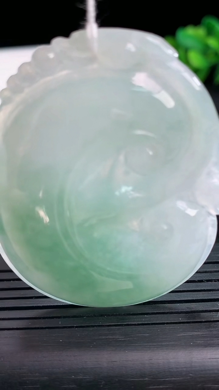 天然A货翡翠如意吊坠尺寸54.1-47.6-5.7重量:23.89g
3月26日