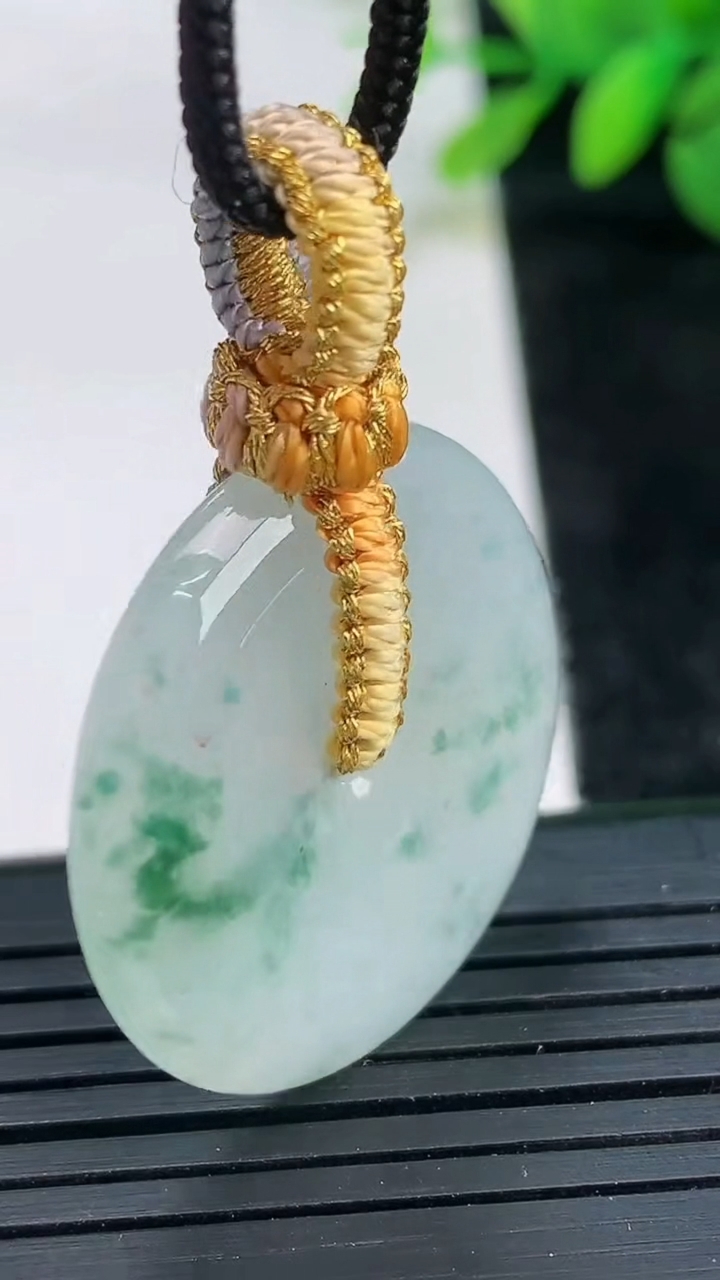 天然A货翡翠飘花平安扣吊坠尺寸28.9-4.9重量:9.33g
3月26日