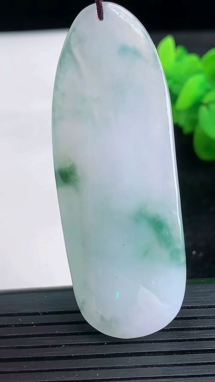 天然A货翡翠飘花悟道吊坠尺寸60.8-22.6-9.1重量:21.78g
3月26日