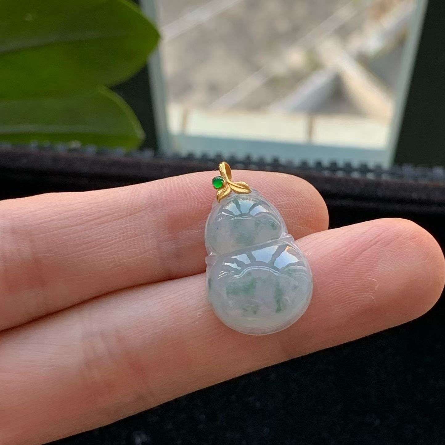 A货天然翡翠冰糯种18k飘花紫罗兰葫芦吊坠重量3.68
3月26日