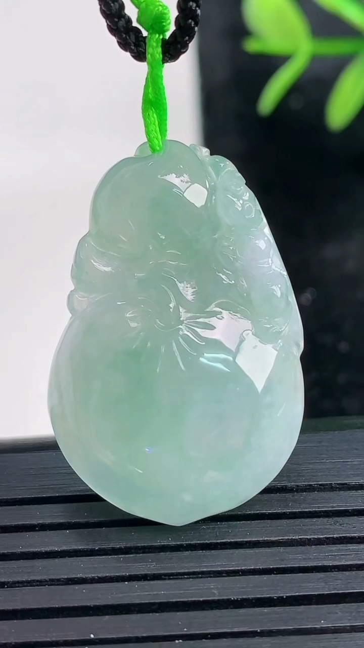 天然A货翡翠寿桃吊坠尺寸31.2-20.6-5.6重量:5.77g
3月26日
