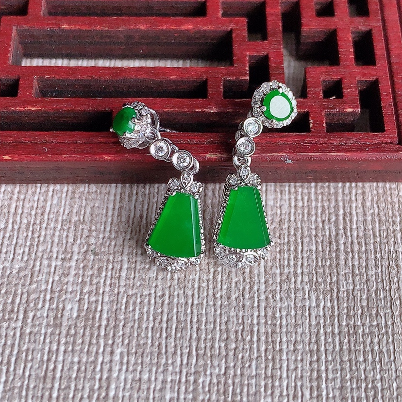 天然A货翡翠18K金伴钻阳绿无事牌耳坠 
尺寸7-5.5-4.2mm 重量2.85g 0324