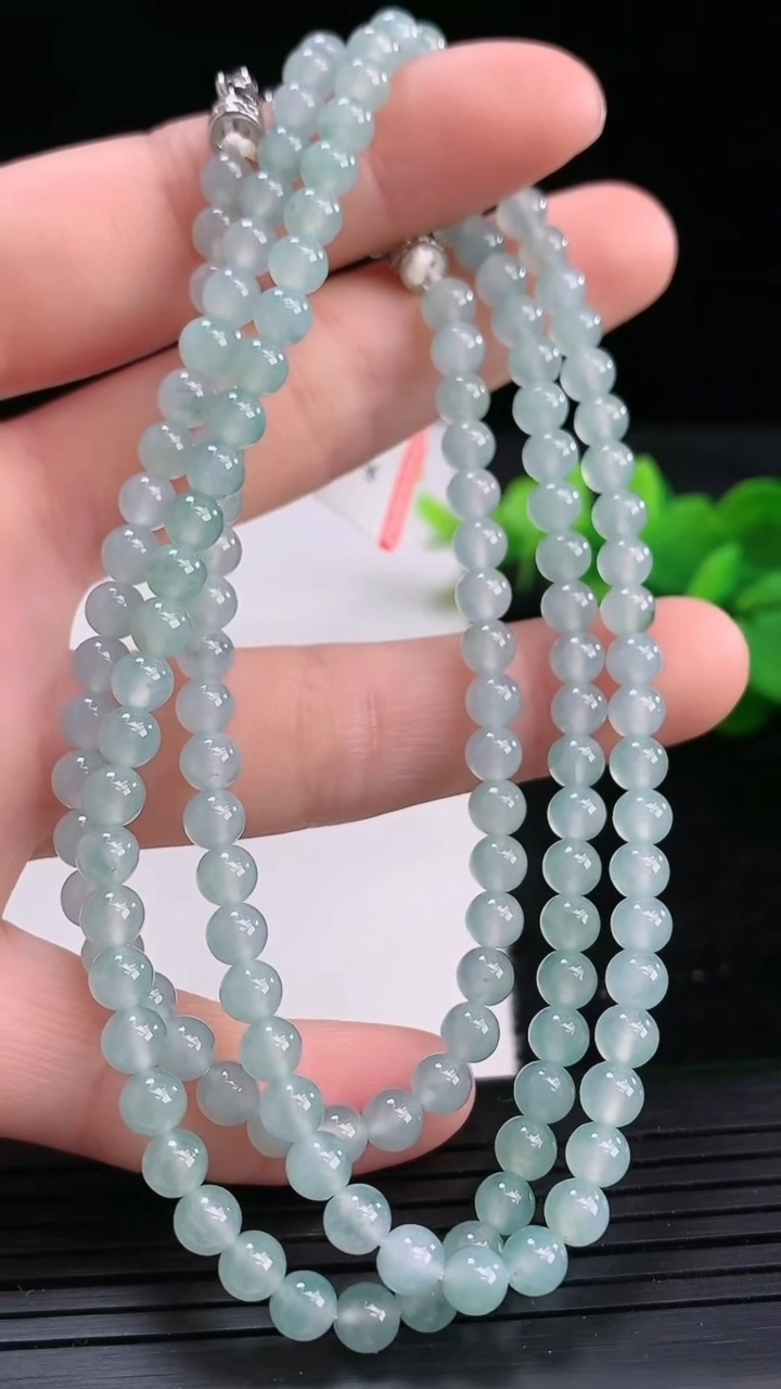 天然A货翡翠飘花圆珠项链尺寸4.3-143颗重量:24.21g3月26日
工厂直销收藏佳品,种好水足，色泽均匀，有种有色，上手高大气！