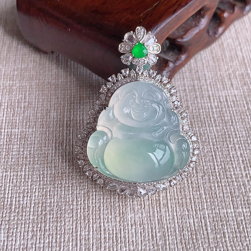 天然A货翡翠18K金伴钻镶嵌晴水佛公吊坠 
尺寸37-27.4-14裸石21.5-21.6mm 重量10.36g 0324