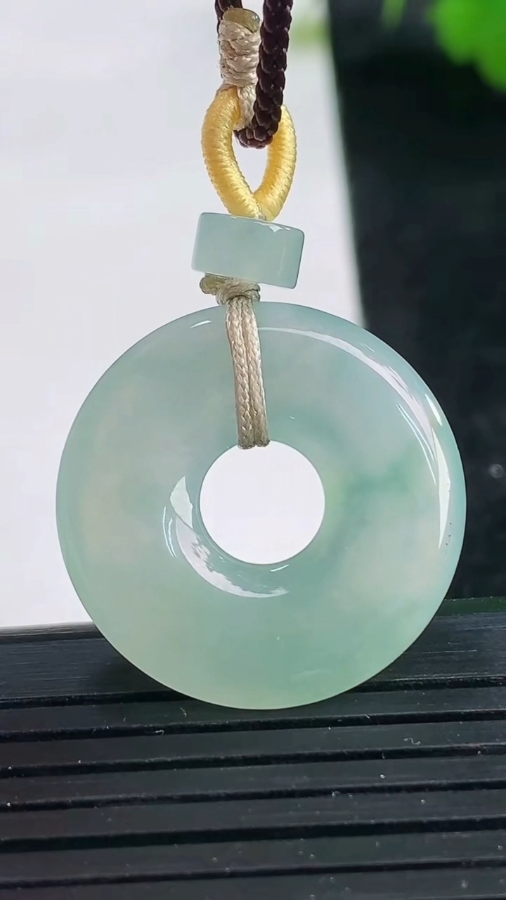 天然A货翡翠飘花平安环吊坠尺寸24-3.5重量:4.46g
3月26日