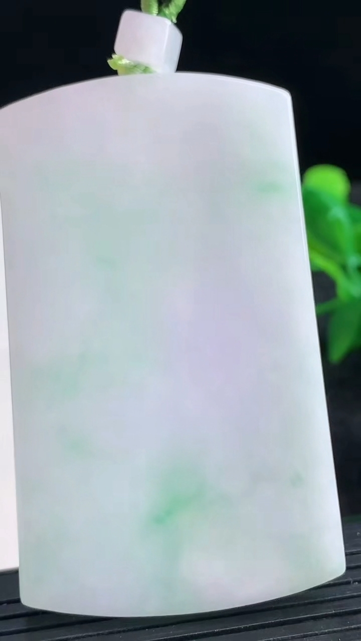 天然A货翡翠无事牌吊坠尺寸65.2-39.2-5.7重量:48.13g
3月26日