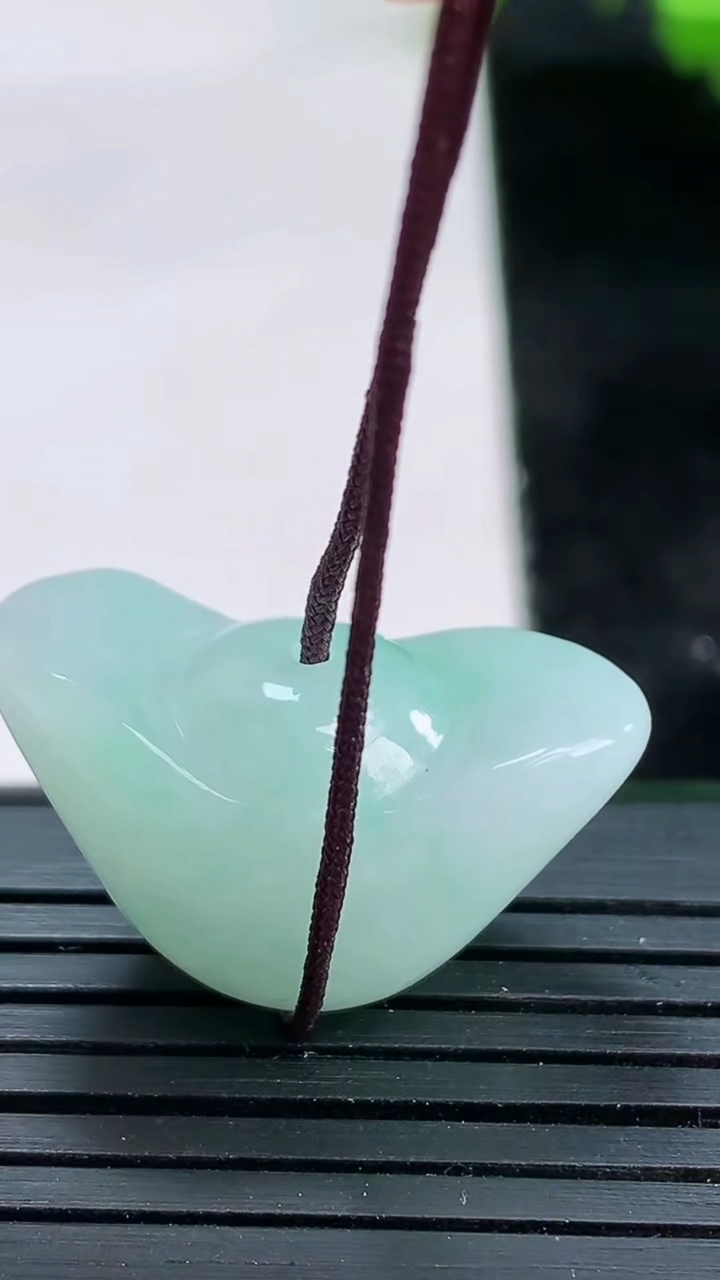 天然A货翡翠元宝吊坠尺寸14.3-25.5-12.7重量:8.19g
3月26日