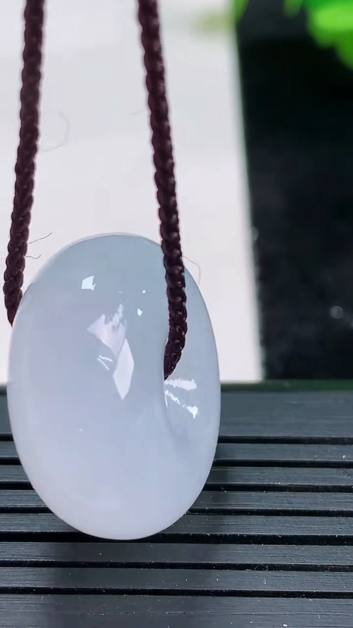 天然A货翡翠紫罗兰路路通吊坠尺寸23.2-11.4重量:13.29g
3月26日