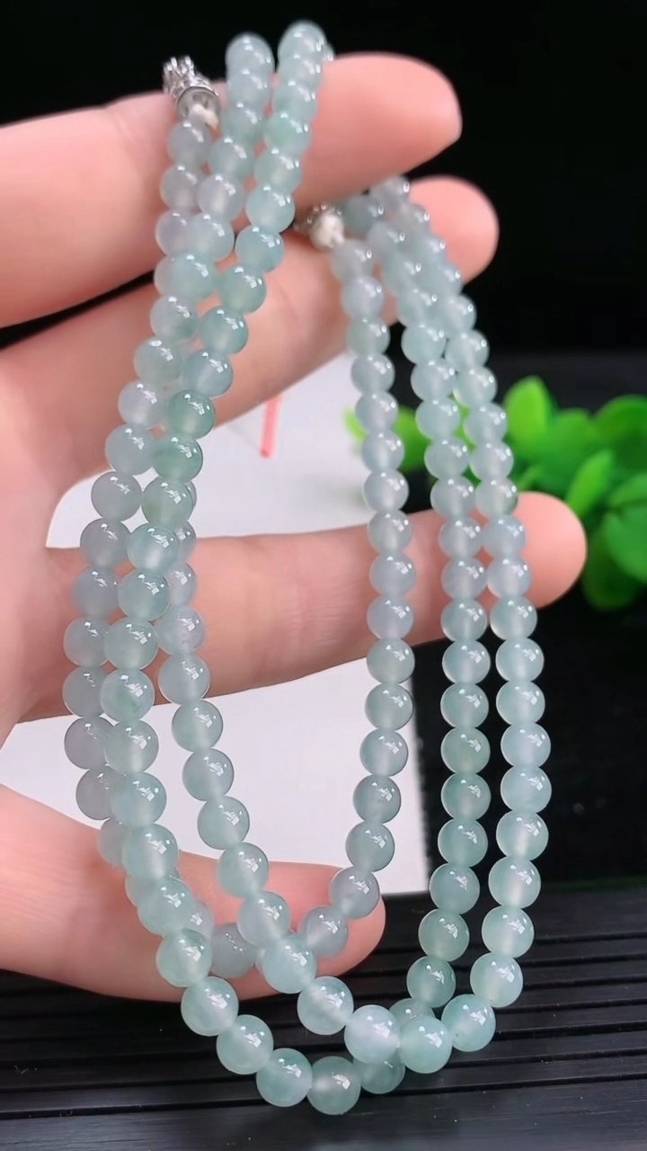 天然A货翡翠飘花圆珠项链尺寸4.3-143颗重量:24.21g3月26日
工厂直销收藏佳品,种好水足，色泽均匀，有种有色，上手高大气！
