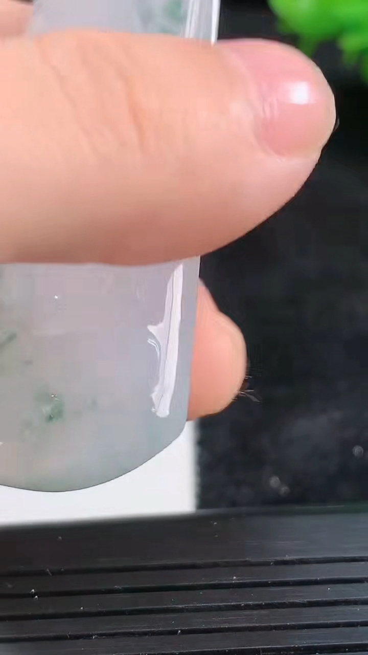 天然A货翡翠种飘花观音菩萨吊坠尺寸54-32.8-5.3重量:21.99g
3月26日