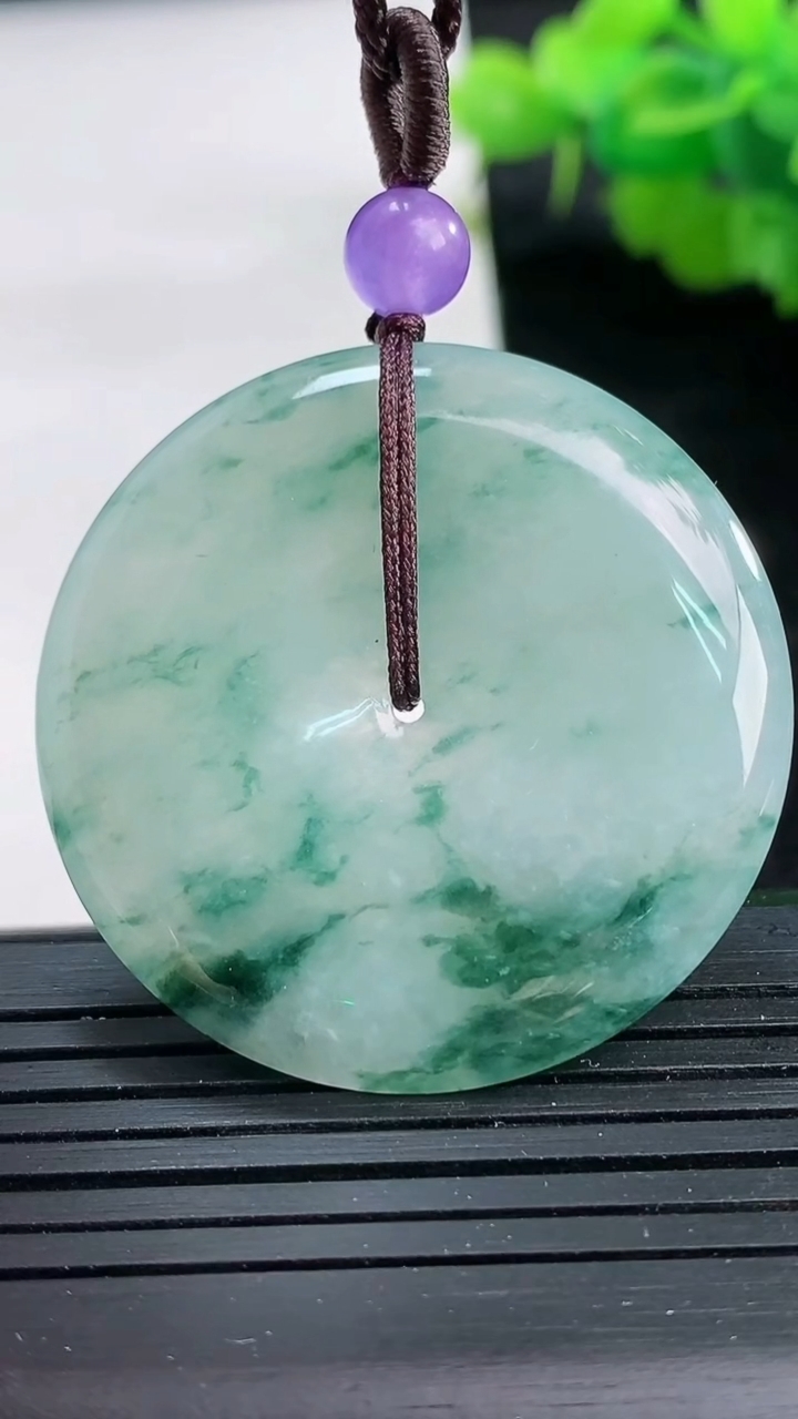 天然A货翡翠飘花平安扣吊坠尺寸36.8-5.7重量:17.04g
3月26日