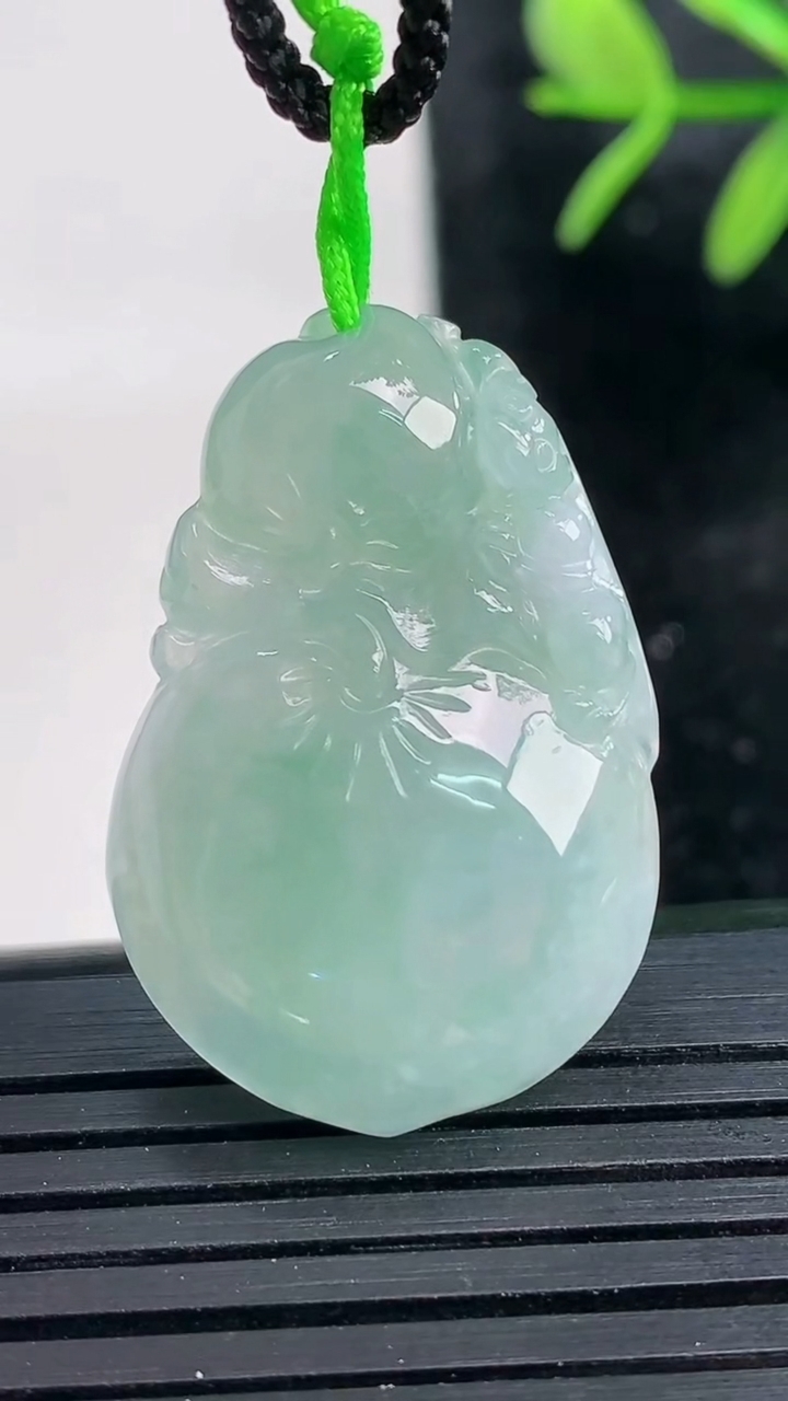 天然A货翡翠寿桃吊坠尺寸31.2-20.6-5.6重量:5.77g
3月26日