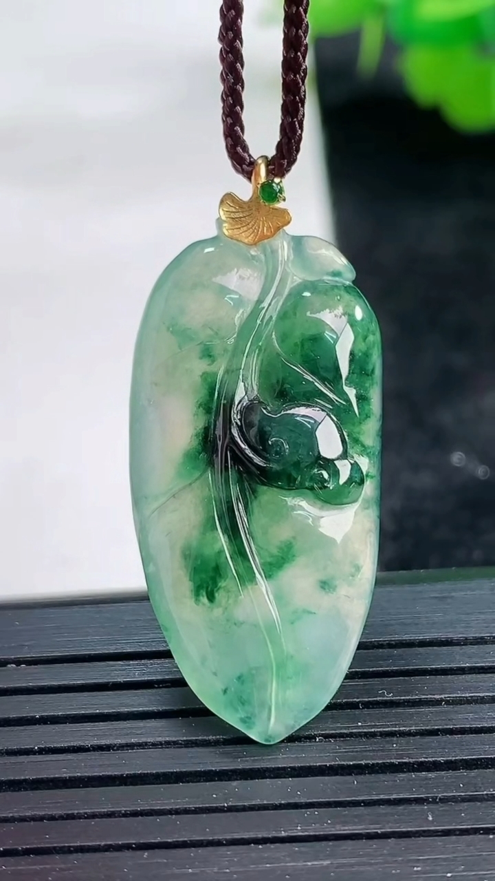 天然A货翡翠种飘花金枝玉叶 叶子吊坠尺寸34.9-16.6-5.8重量:5.13g
3月26日