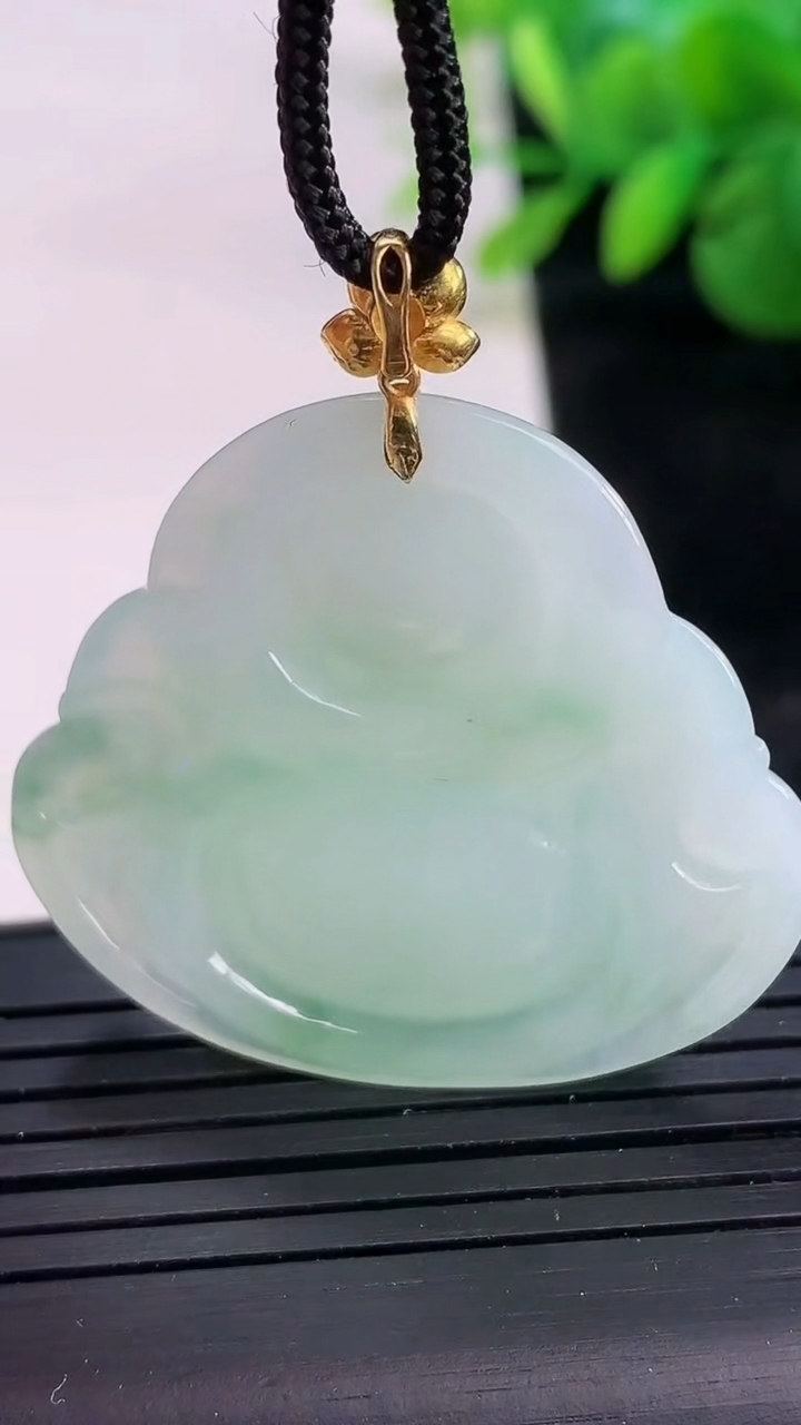 天然A货翡翠佛公吊坠尺寸33.5-36.7-7.3重量:13.41g
3月26日