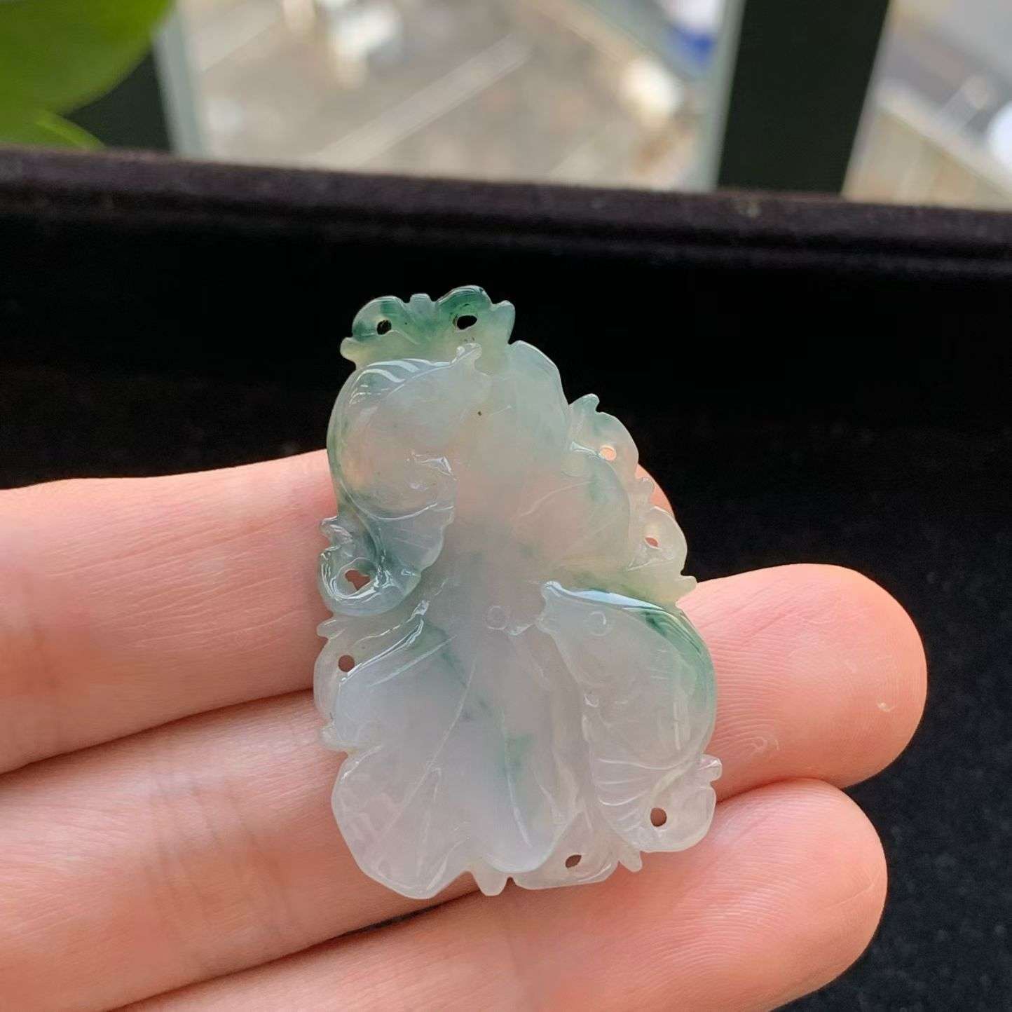 A货天然翡翠冰糯种飘绿荷花鱼吊坠重量10.35
3月26日