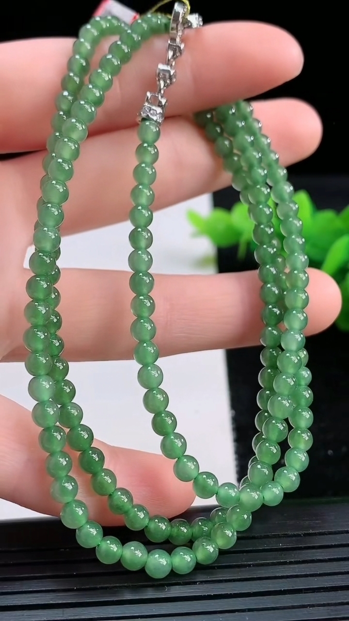 天然A货翡翠小米珠项链尺寸3.8-170颗重量:17.77g
3月26日