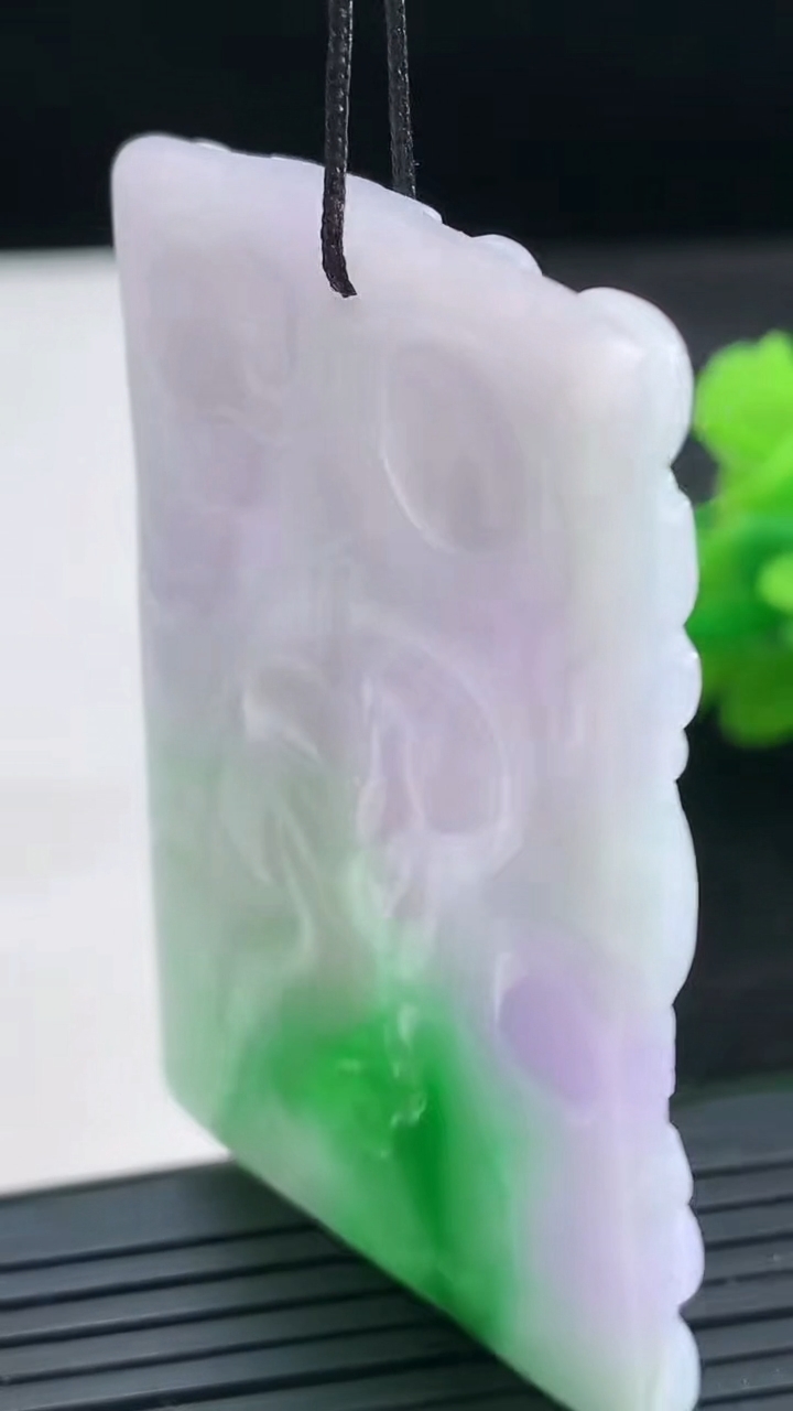 天然A货翡翠龙牌吊坠尺寸58-38.7-6.4重量:31.61g
3月26日