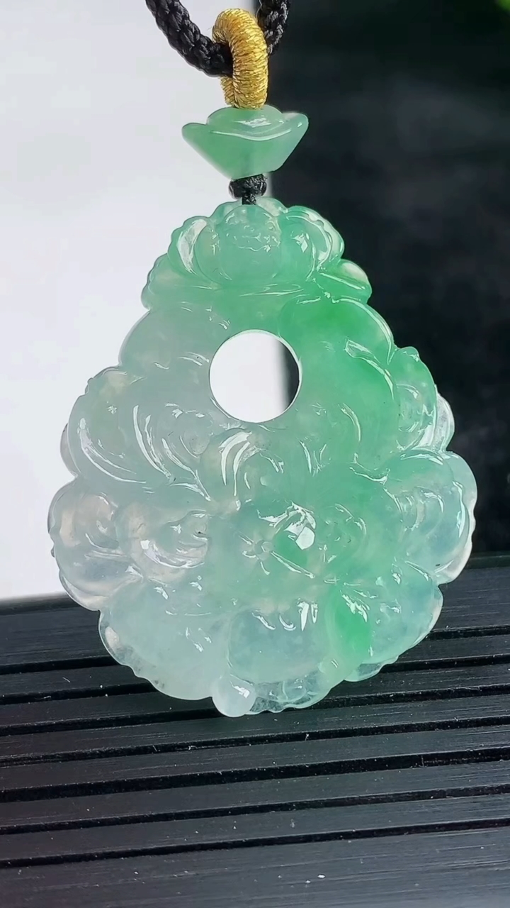 天然A货翡翠和和美美 荷花吊坠尺寸34.8-29-4.8重量:8.17g
3月26日