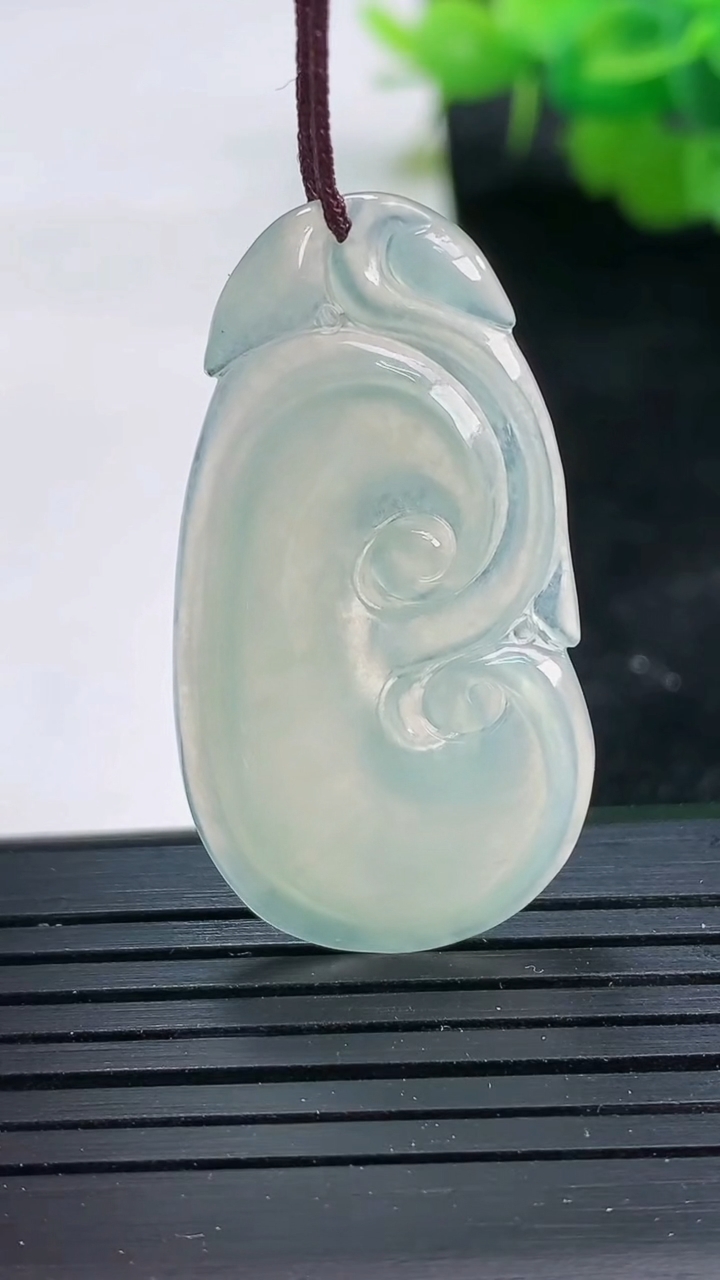 天然A货翡翠如意吊坠尺寸37.5-20.3-3.1重量:4.39g
3月26日