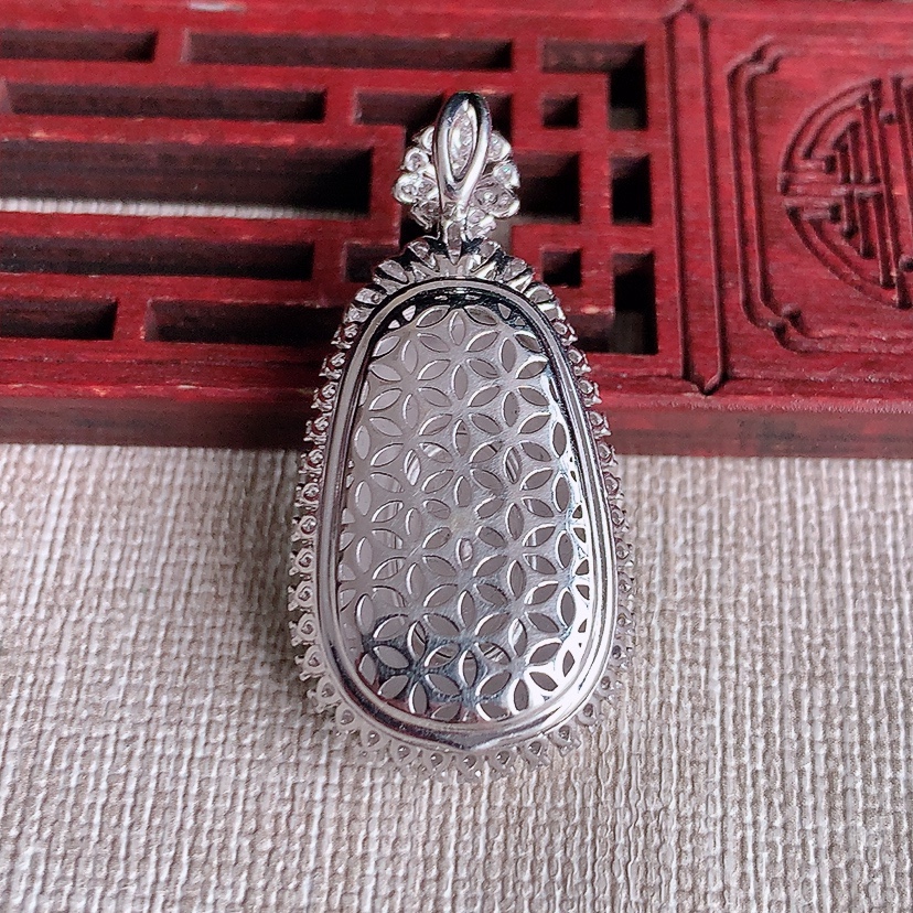 天然A货翡翠18K金伴钻镶嵌阳绿如意吊坠 
尺寸38.5-18.8-10.5裸石25.2-15.2m