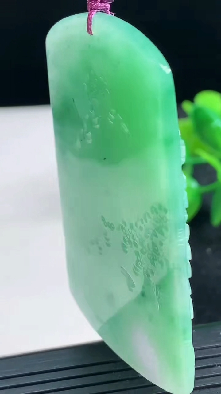 天然A货翡翠山水牌吊坠尺寸64.2-38.8-6.7重量:36.76g
3月26日