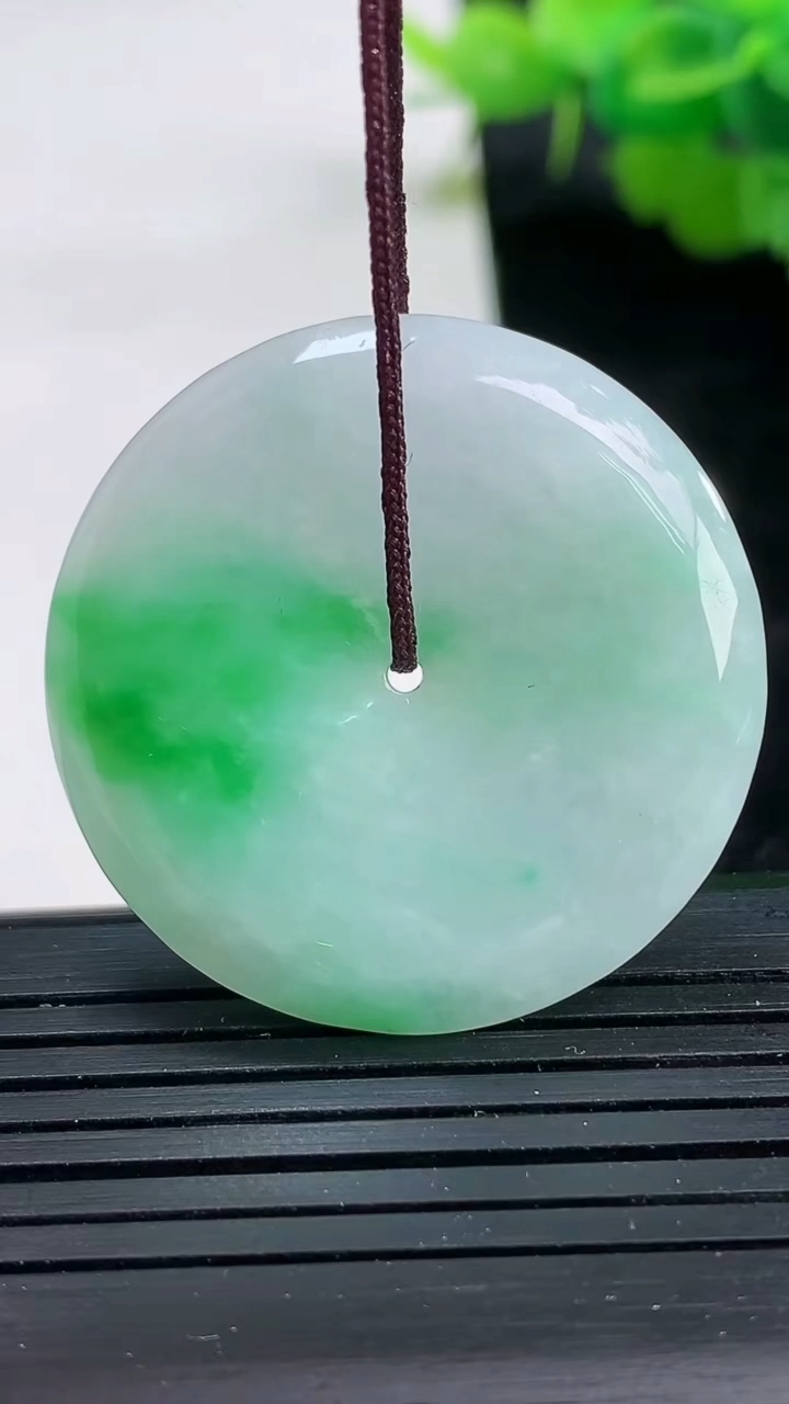 天然A货翡翠平安扣吊坠尺寸33.5-5.1重量:13.01g
3月26日