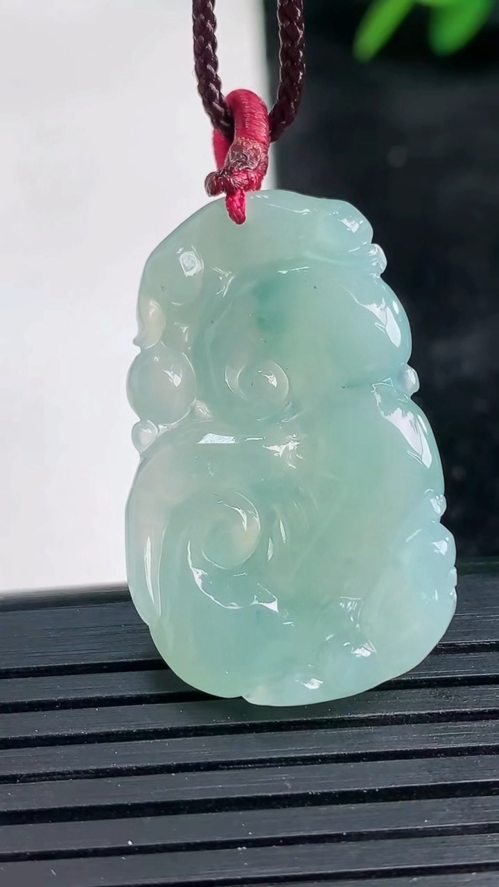 天然A货翡翠飘花如意吊坠尺寸32.8-20.1-5.6重量:7.57g
3月26日