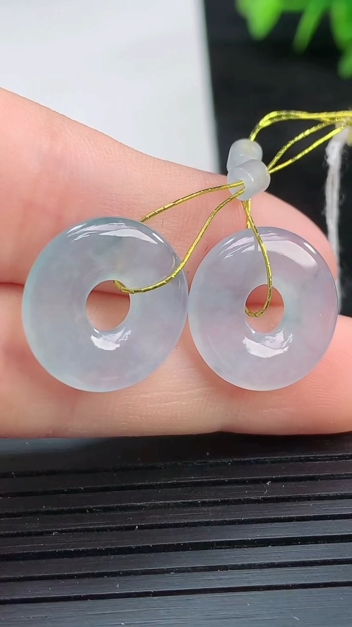 天然A货翡翠紫罗兰飘花平安环吊坠一对尺寸15.3-2.6重量:3.22g
3月26日