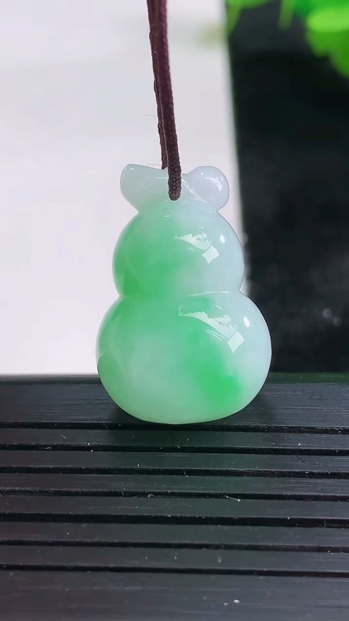 天然A货翡翠葫芦吊坠尺寸23.6-15.9-12.8重量:8.05g
3月26日