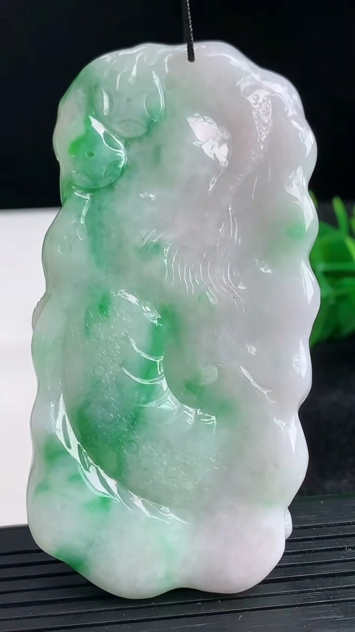 天然A货翡翠龙牌吊坠尺寸79.8-39-11.4重量:74.59g
3月26日