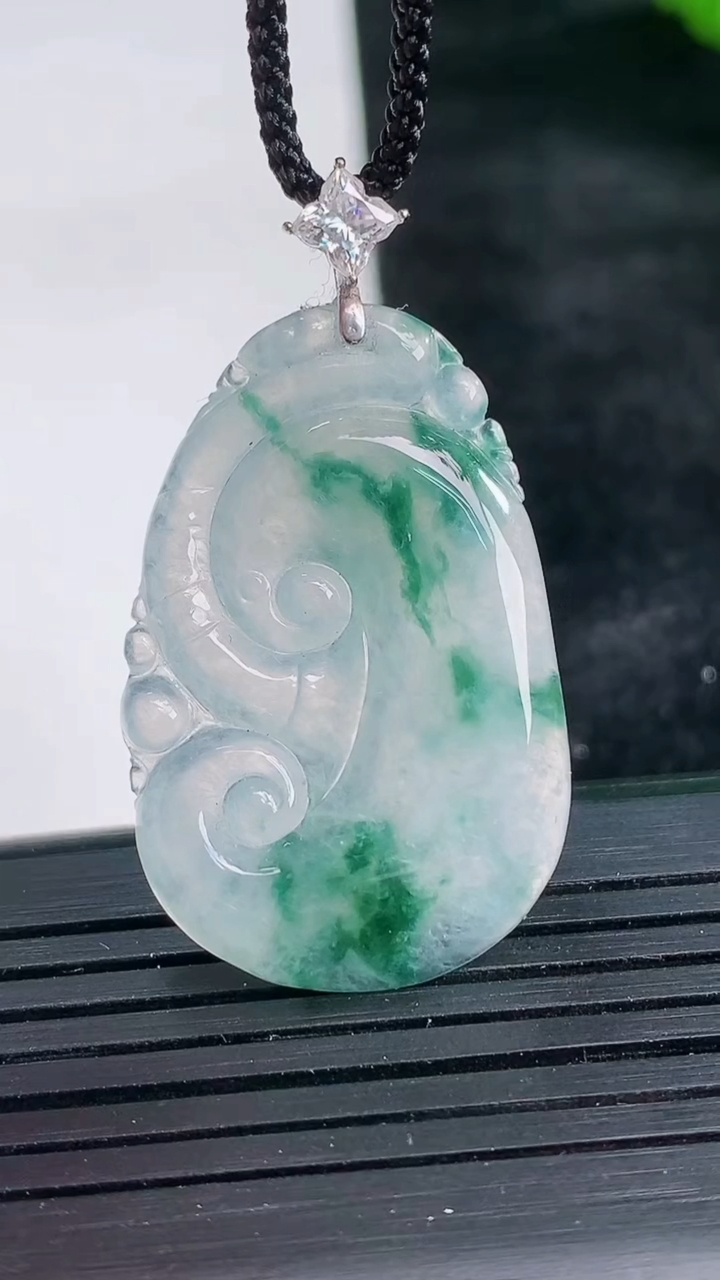 天然A货翡翠种飘花如意吊坠尺寸34.5-22.5-4重量:6.80g
3月26日