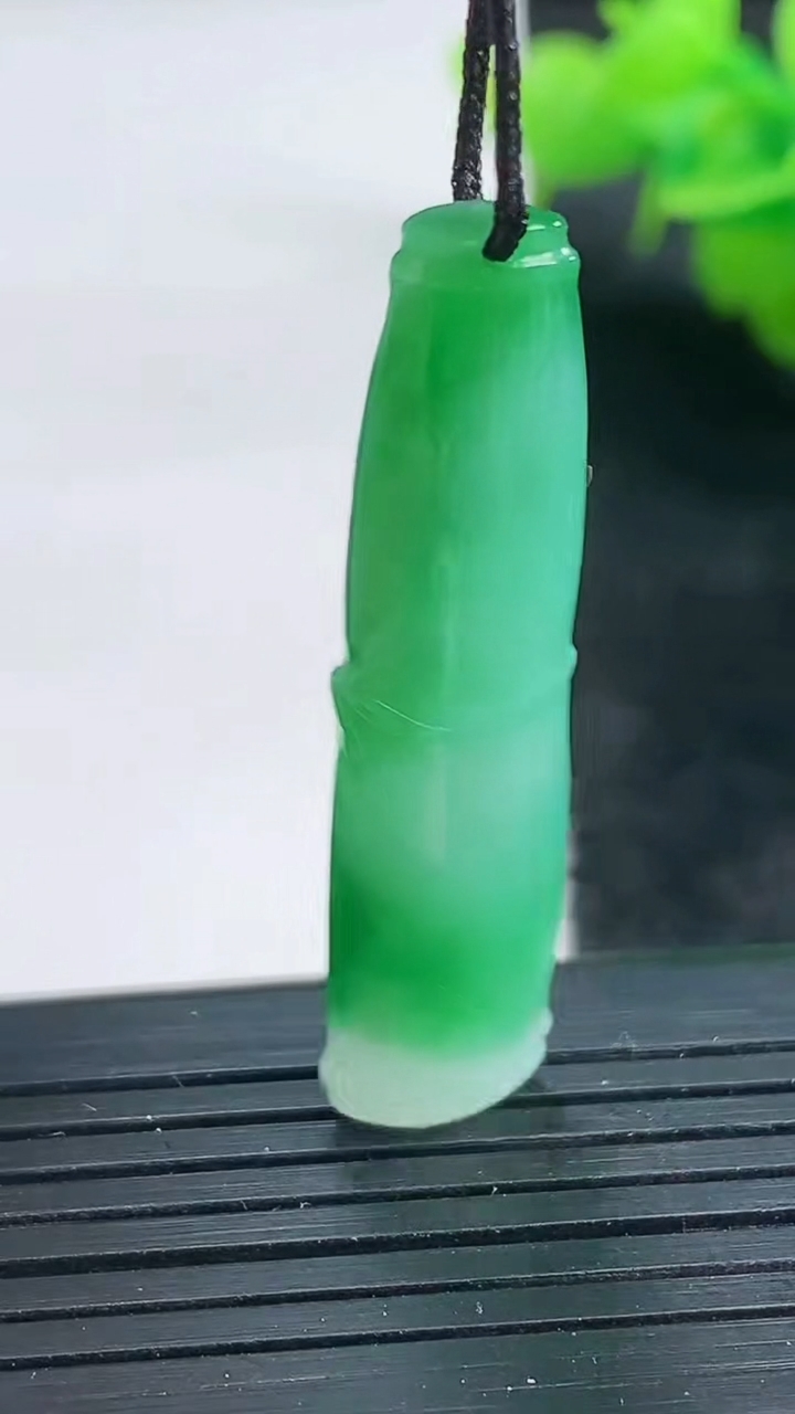 天然A货翡翠节节高升 竹节吊坠尺寸39.5-10.1-5.8重量:4.91g
3月26日