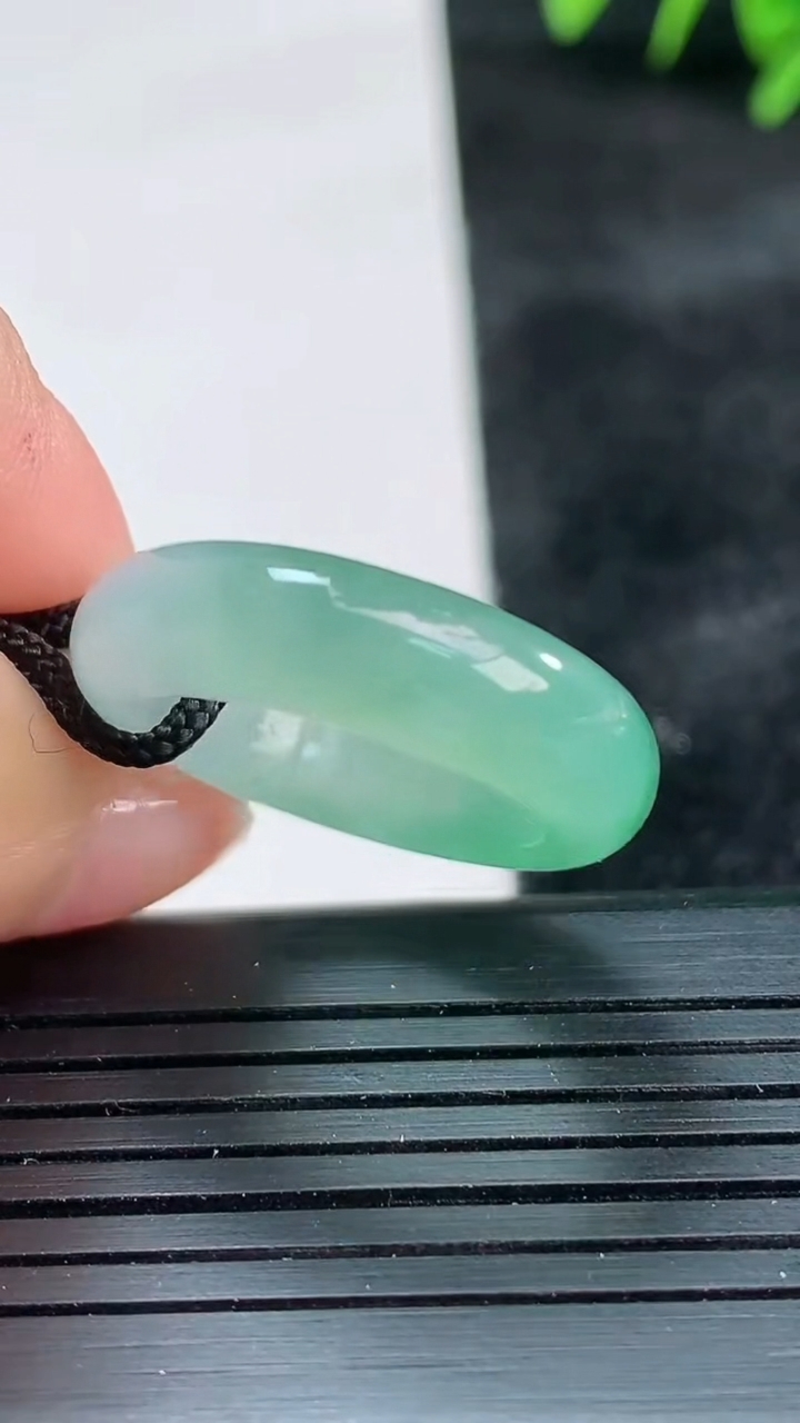 天然A货翡翠指环戒指尺寸17.4-6.2-3.9重量:4.84g2026年3月26日
工厂直销收藏佳品,种好水足，色泽均匀，有种有色，上手高大气！