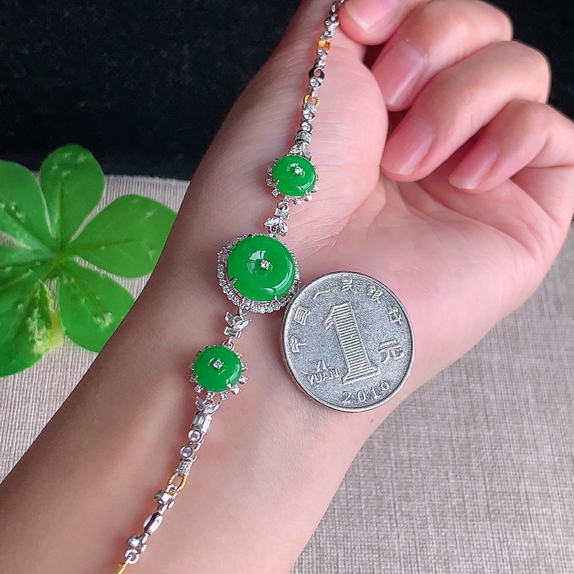 天然A货翡翠18K金伴钻镶嵌阳绿平安扣手链 
尺寸11.6-7.3mm 重量8.46g 0324