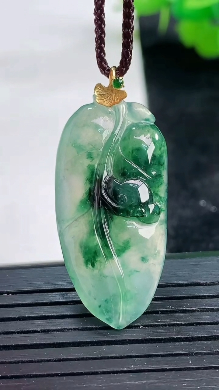 天然A货翡翠种飘花金枝玉叶 叶子吊坠尺寸34.9-16.6-5.8重量:5.13g
3月26日