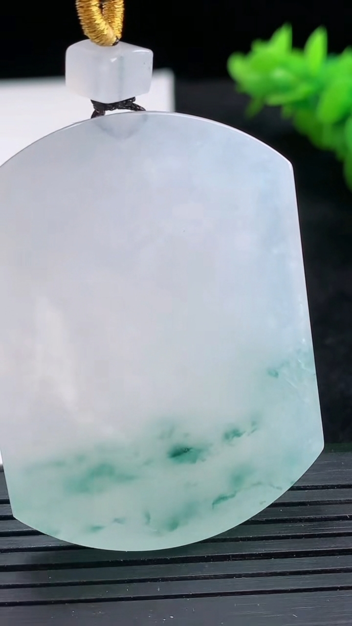 天然A货翡翠种飘花无事牌吊坠尺寸51.3-37.9-6重量:37.09g
3月26日