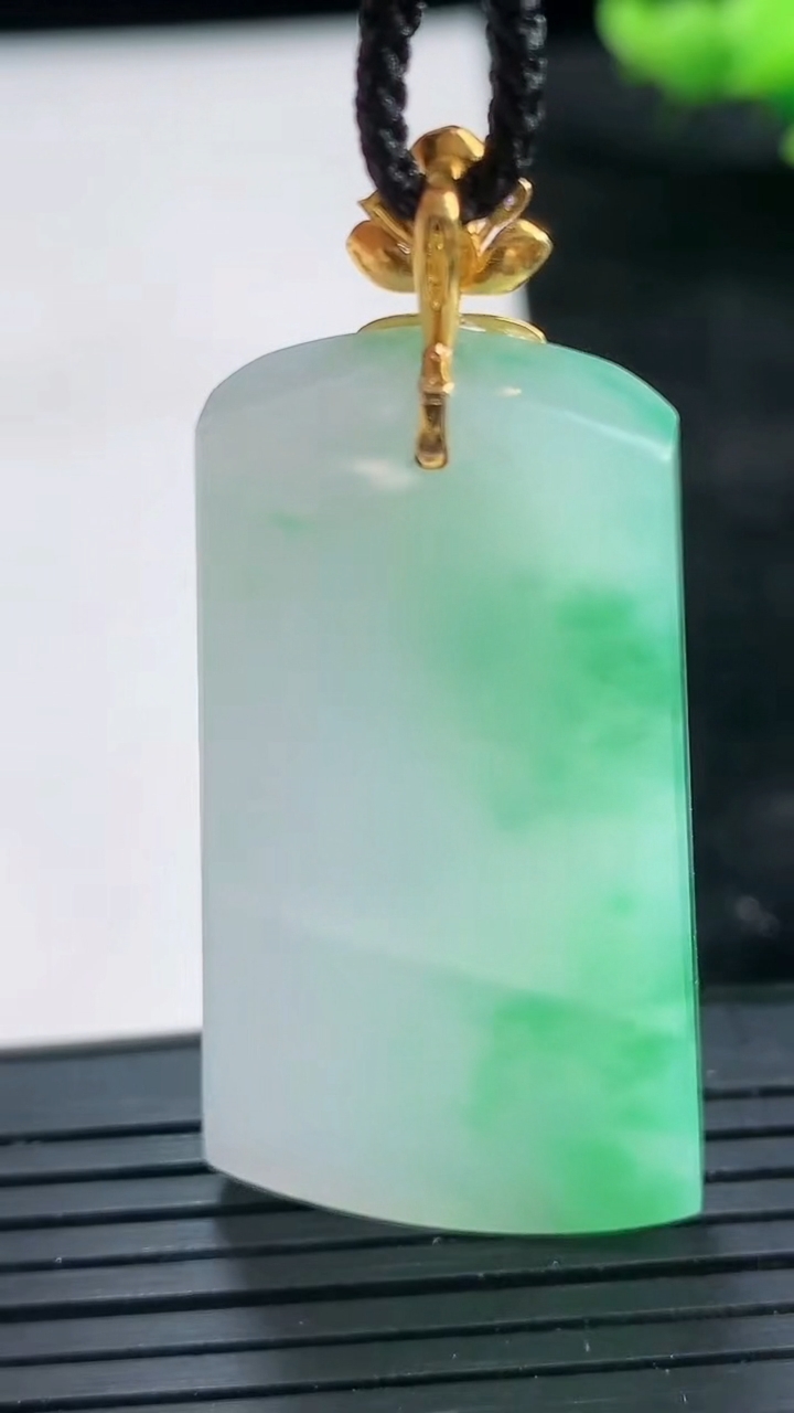 天然A货翡翠无事牌吊坠尺寸45.1-23.7-5.2重量:15.93g
3月26日