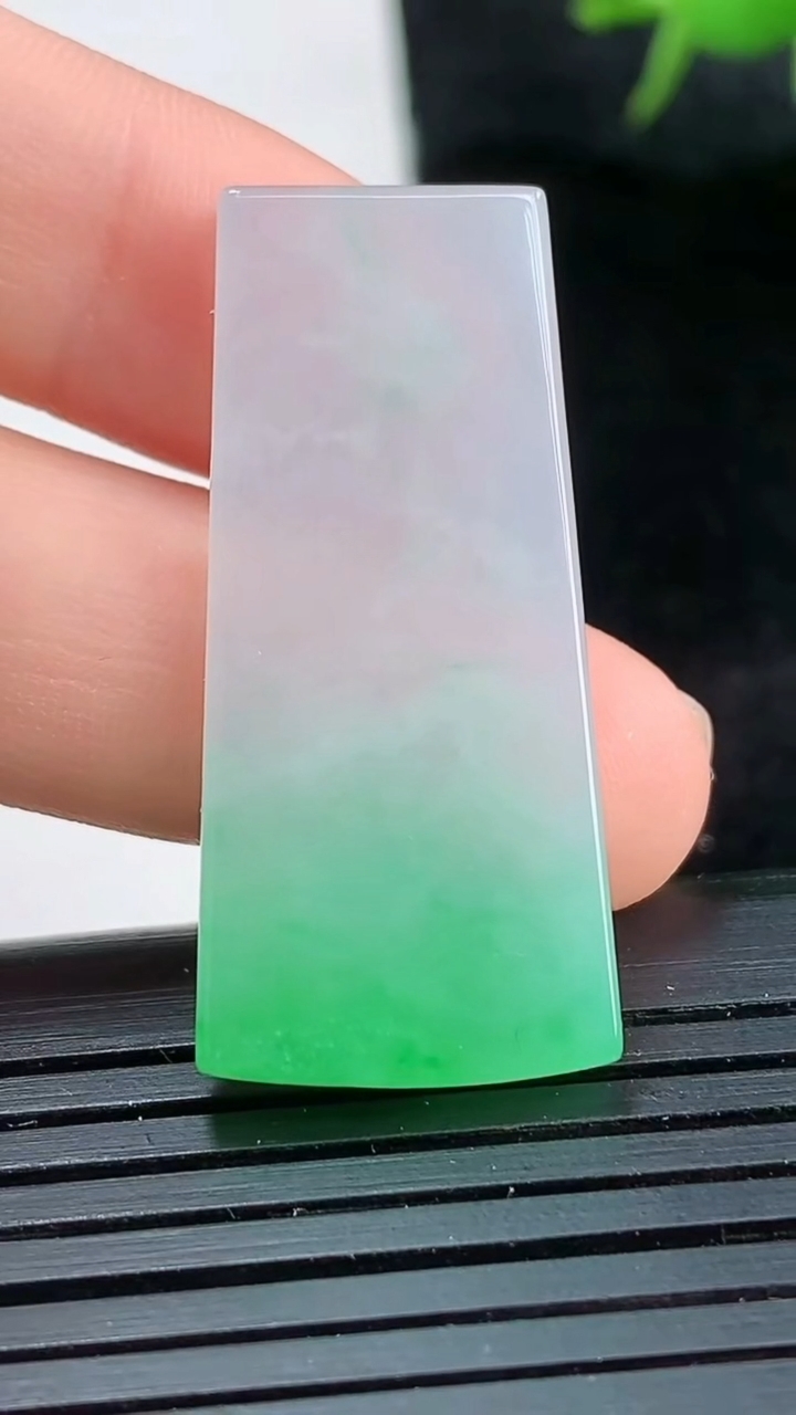 天然A货翡翠无事牌镶嵌件尺寸34.1-15.8-2.7重量:5.50g
3月26日