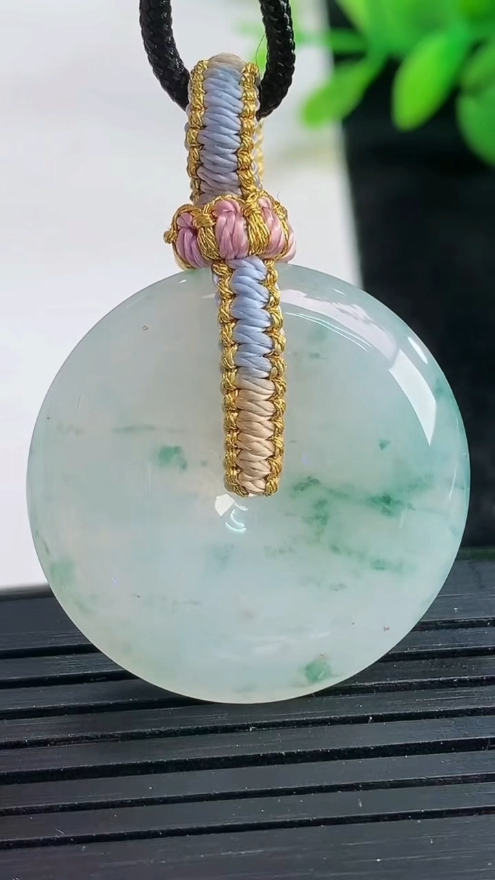 天然A货翡翠飘花平安扣吊坠尺寸28.9-4.9重量:9.33g
3月26日