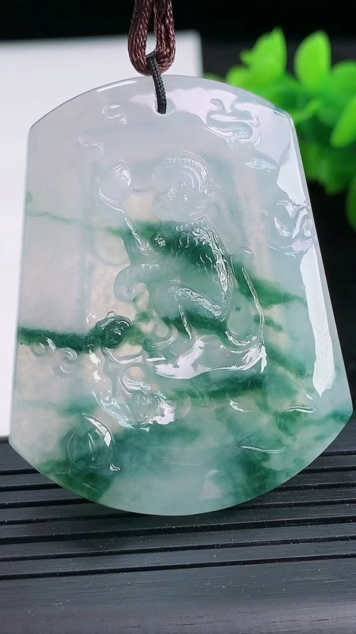 天然A货翡翠种飘花生肖猴吊坠尺寸52.2-40.9-5.2重量:26.63g
3月26日