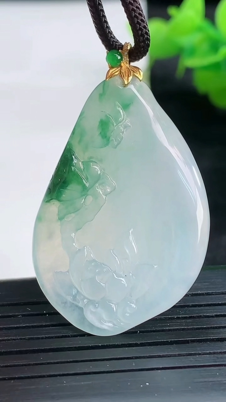 天然A货翡翠种飘花和和美美 荷花吊坠尺寸40.3-25.6-3.7重量:8.16g
3月26日