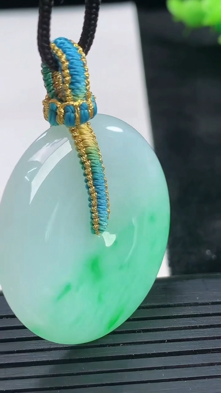 天然A货翡翠平安扣吊坠尺寸38.1-6.4重量:20.00g
3月26日