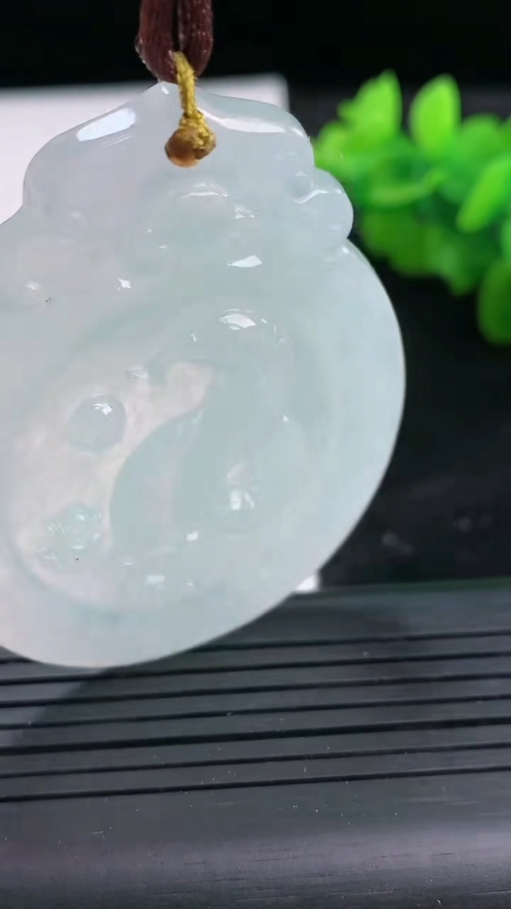 天然A货翡翠生肖蛇吊坠尺寸53.7-45-4.7重量:23.43g
3月26日