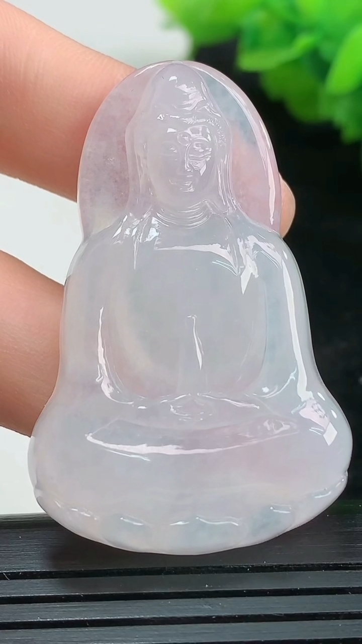 天然A货翡翠观音菩萨吊坠尺寸45.3-29.8-5.8重量:14.06g
3月26日