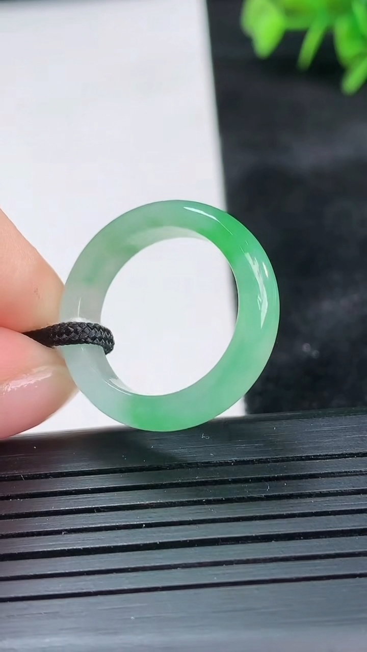 天然A货翡翠指环戒指尺寸17.9-5.4-3.3重量:3.82g2026年3月26日
工厂直销收藏佳品,种好水足，色泽均匀，有种有色，上手高大气！