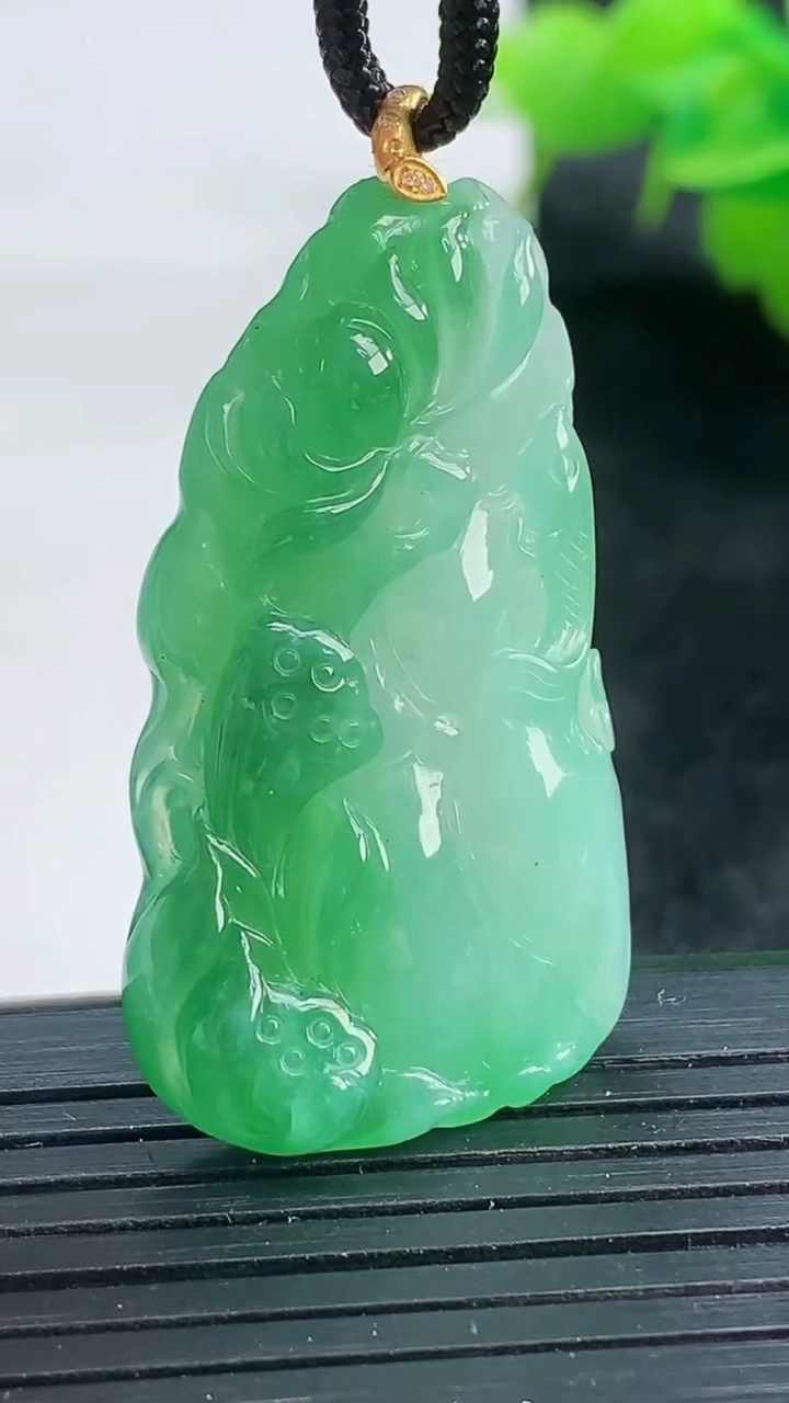 天然A货翡翠和和美美 荷叶鱼吊坠尺寸38.8-21.7-6.1重量:9.04g
3月26日