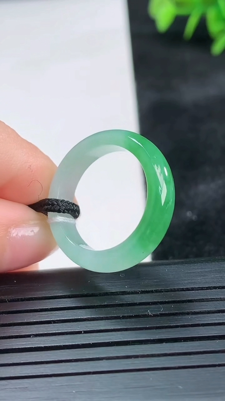 天然A货翡翠指环戒指尺寸17.4-5.3-3.2重量:3.25g2026年3月26日
工厂直销收藏佳品,种好水足，色泽均匀，有种有色，上手高大气！
