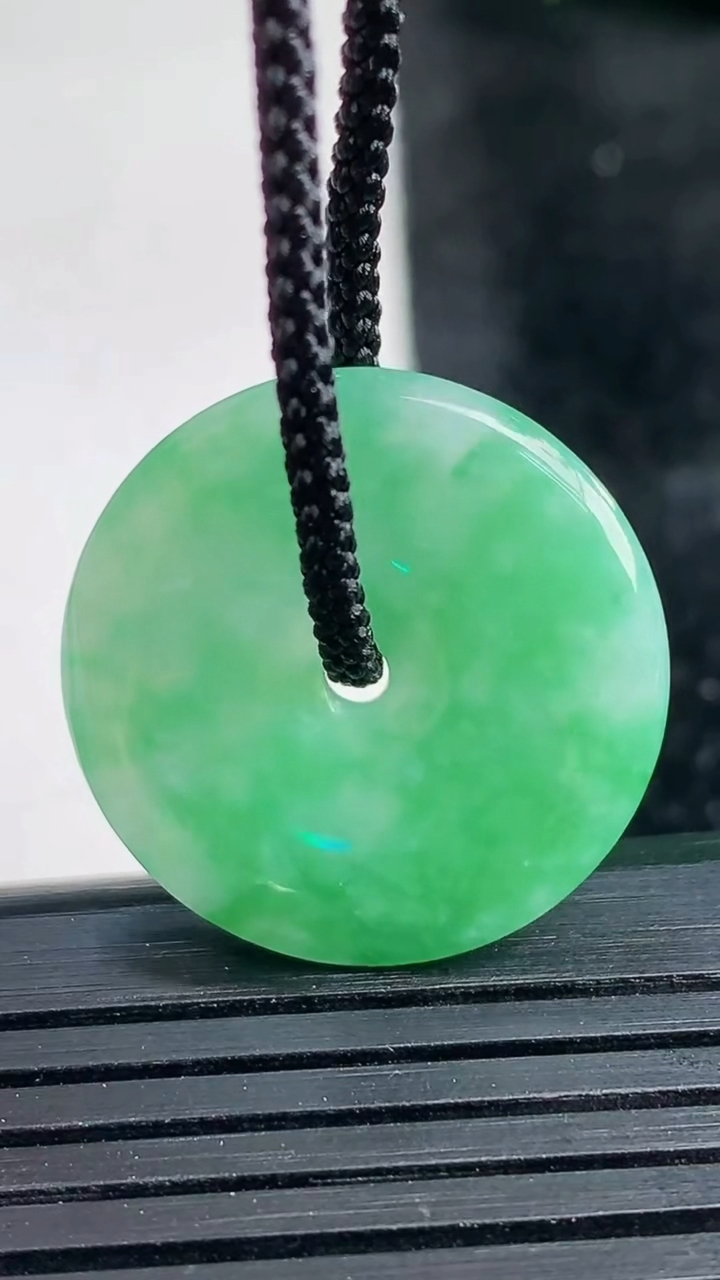 天然A货翡翠平安扣吊坠尺寸23.4-3.2重量:4.05g
3月26日