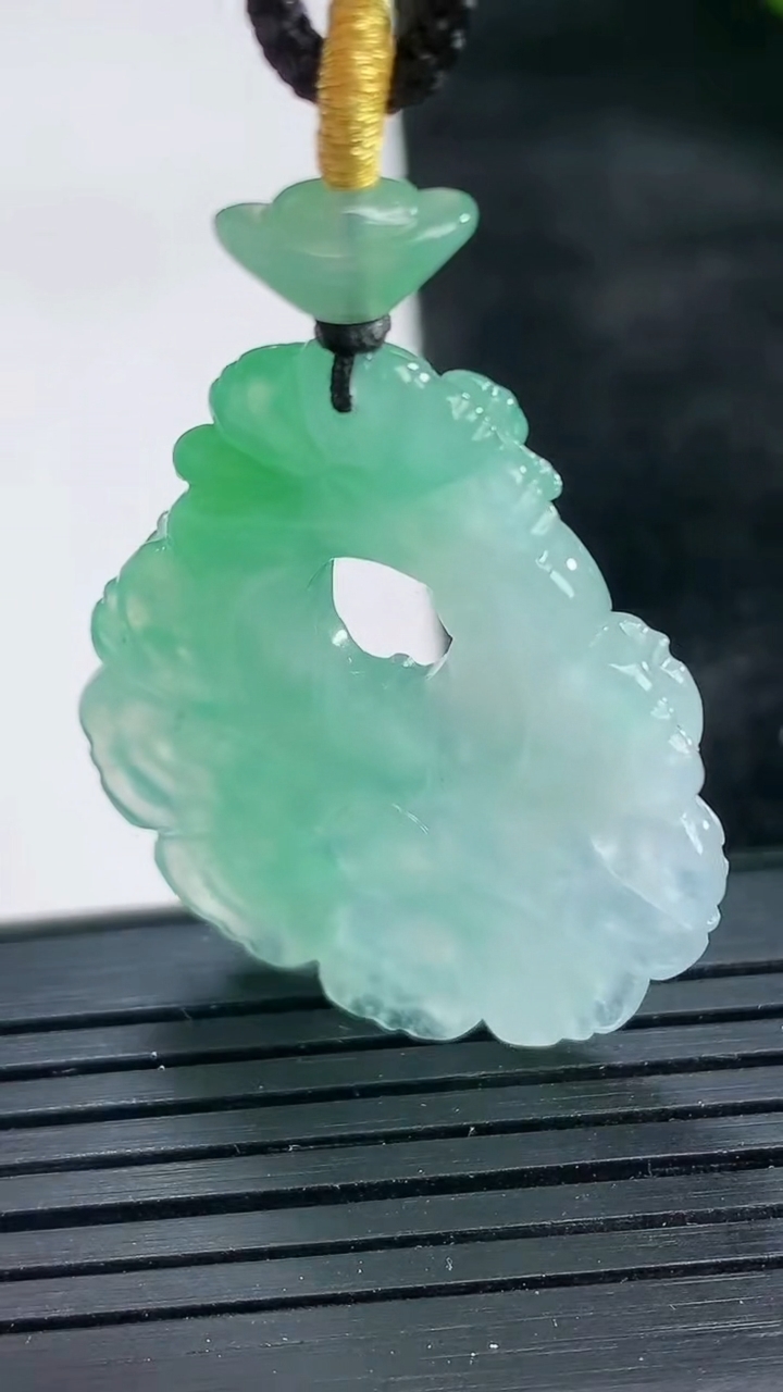 天然A货翡翠和和美美 荷花吊坠尺寸34.8-29-4.8重量:8.17g
3月26日