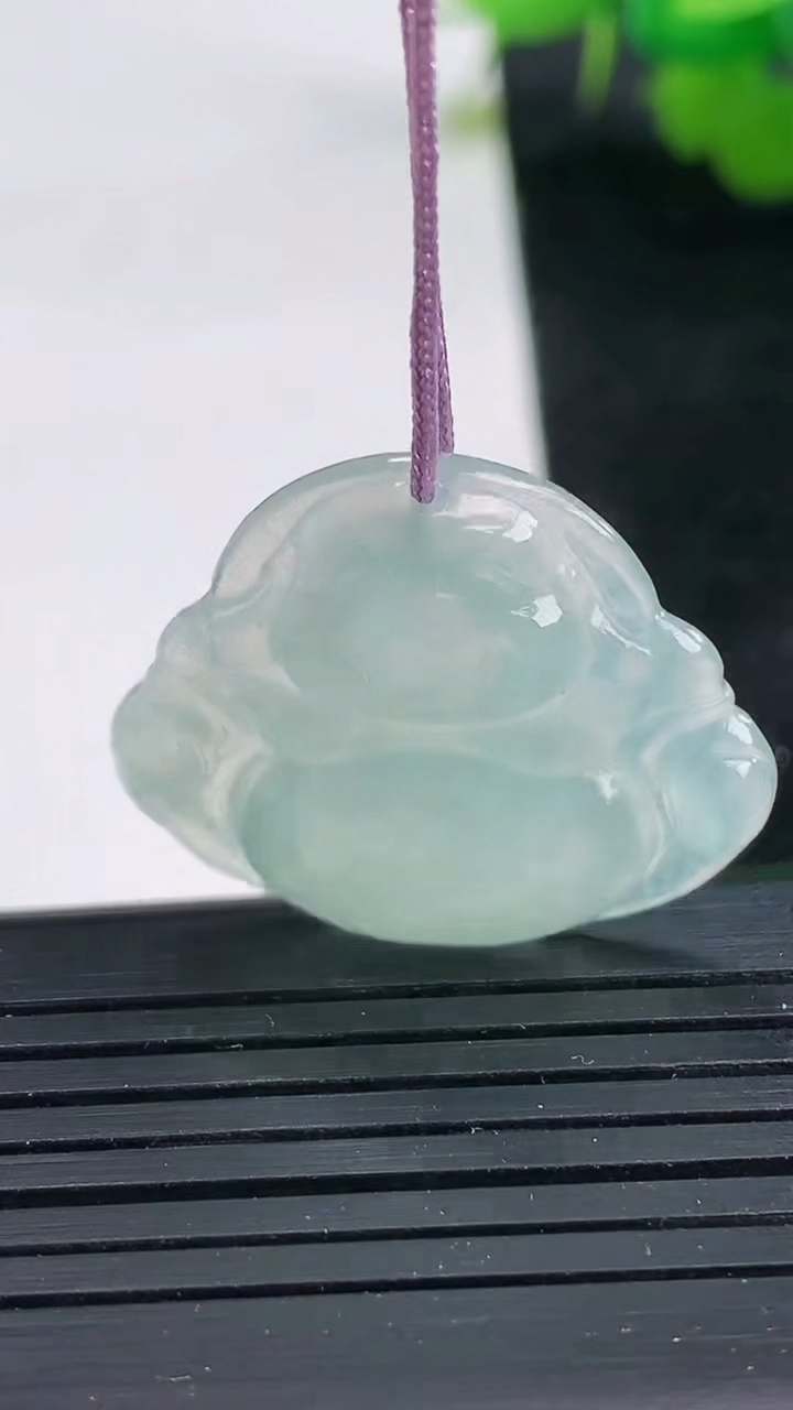 天然A货翡翠佛公吊坠尺寸23.9-28.1-4.6重量:4.78g
3月26日